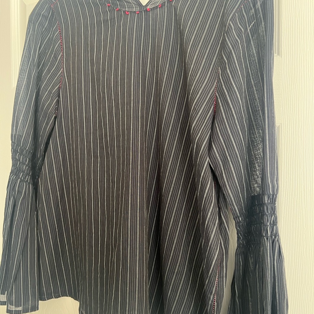 Cute blouse by Velvet